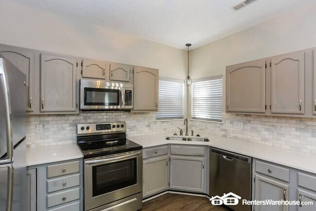 Building Photo - This 4 bedroom,  2.5 bathroom property is ...