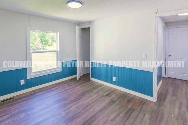 Building Photo - 1108 Shady Ln