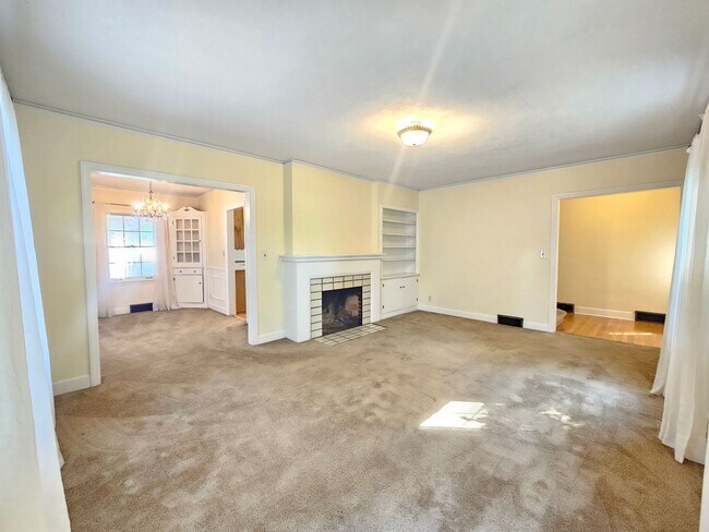 Building Photo - $2,100 - 3 Bed / 3 Bath Charming Home by G...