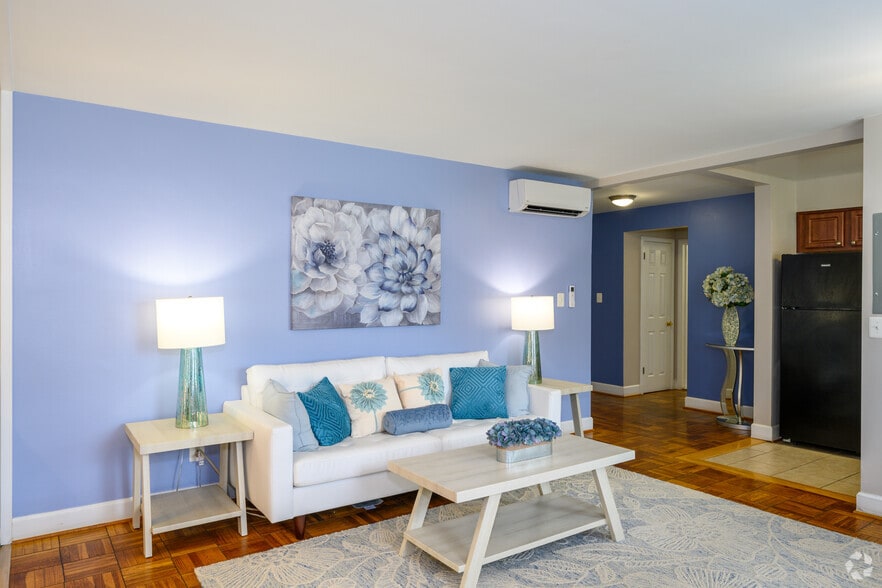 1BR, 1BA - 650SF - Living Room - Fillmore Garden Apartments