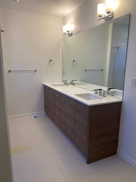 Master bath - 106 22nd Ave S