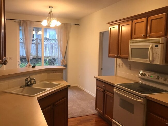 Building Photo - 4 Bed 3 Bath Gated Townhome Near Maplewood Golf