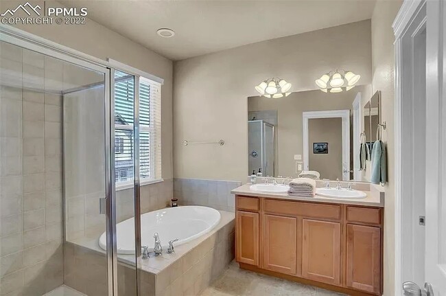 Building Photo - Beautiful 2 bedroom townhouse near Pine Cr...