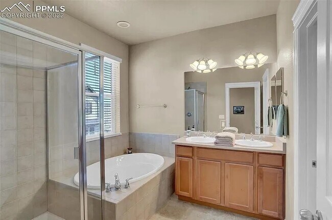 Building Photo - Beautiful 2 bedroom townhouse near Pine Creek!