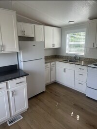 Building Photo - "Charming 2-Bed, 2-Bath Mobile Home in Hendersonville -206 Friendly Circle Awaits!"