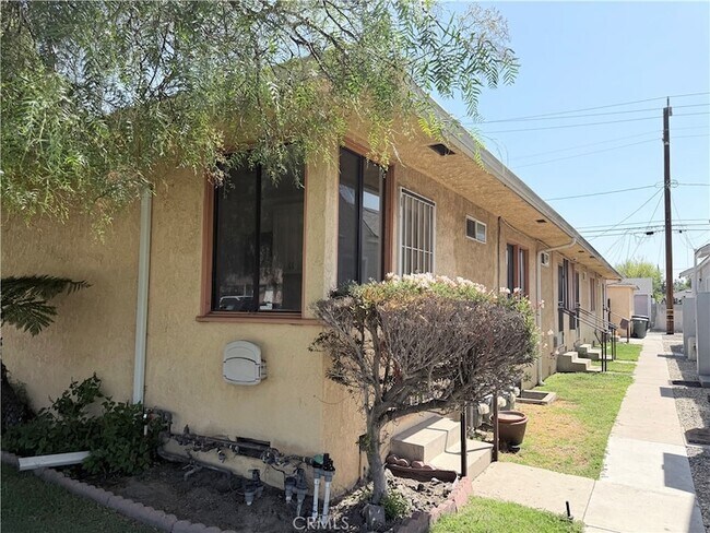 Building Photo - 1340 N Buena Vista St