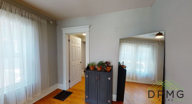 Building Photo - 132 S Clemens Ave