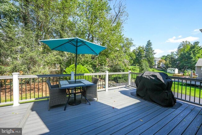 Building Photo - 9420 Lakeside Dr