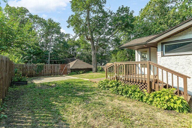 Building Photo - Updated 5 bedroom 2 bath single family house