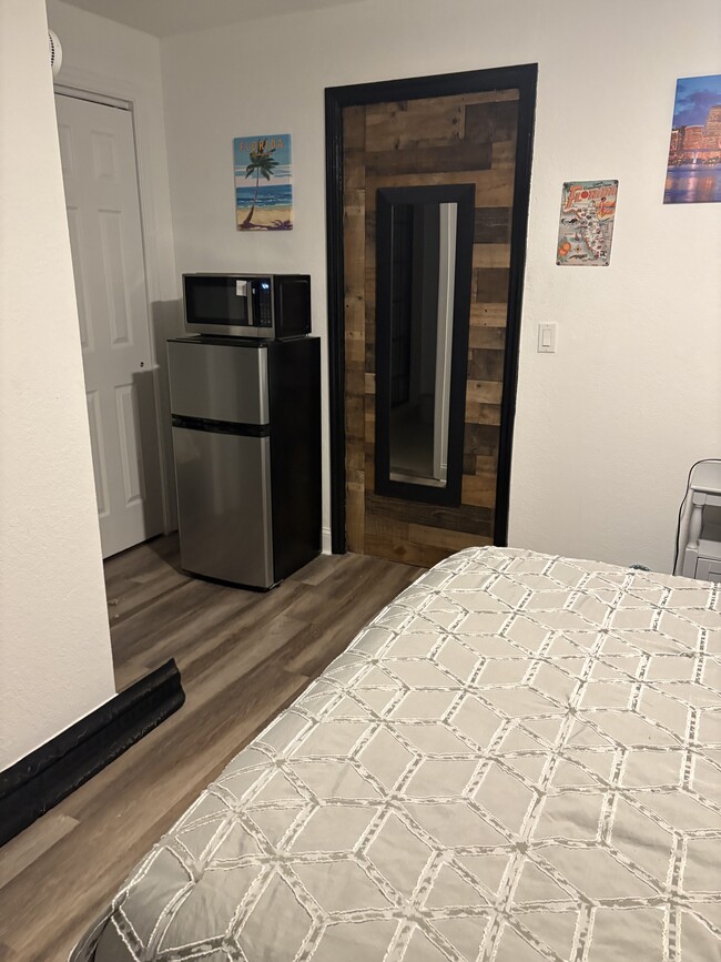 Building Photo - 191 NW 17th Ct