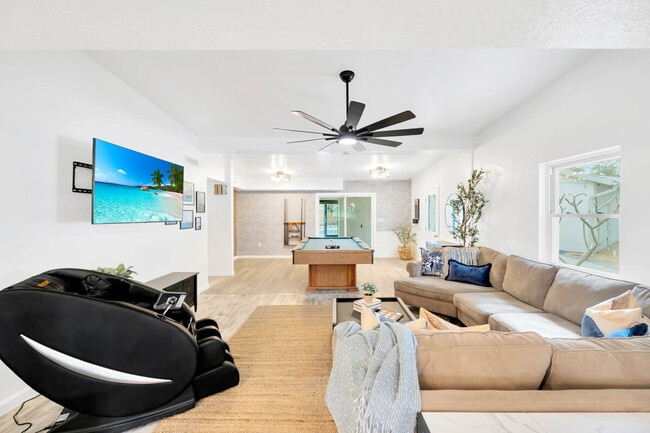 Building Photo - 10755 Clara Ln