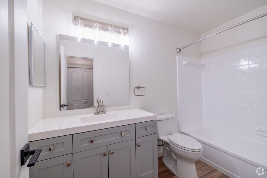 1BR, 1BA - 800SF - Bathroom - Wildwood Apartments