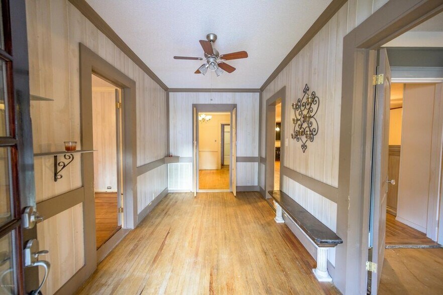 Large entryway - 733 Falls Rd