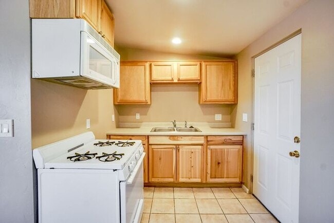 Building Photo - Pending/ Rented - 1 bed 1 bath in a prime ...