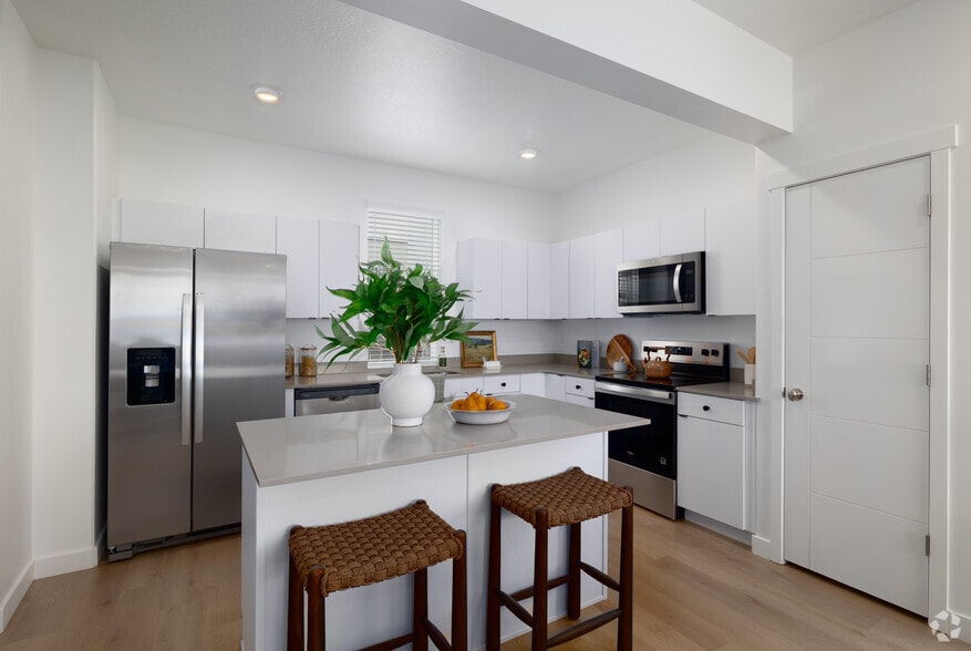 2BR, 2BA - 1,139SF - Kitchen - Crescent Apartments