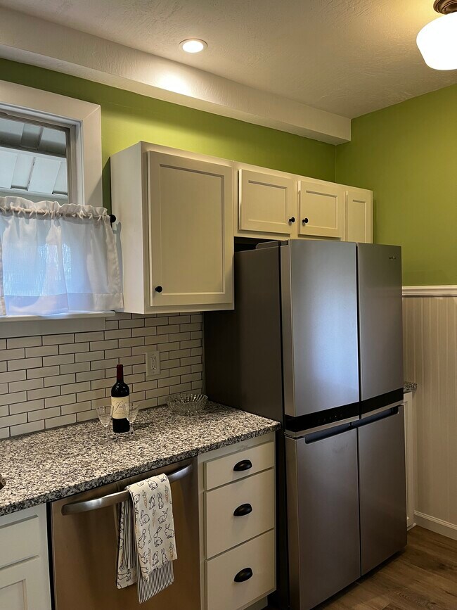 Building Photo - 201 Oak St