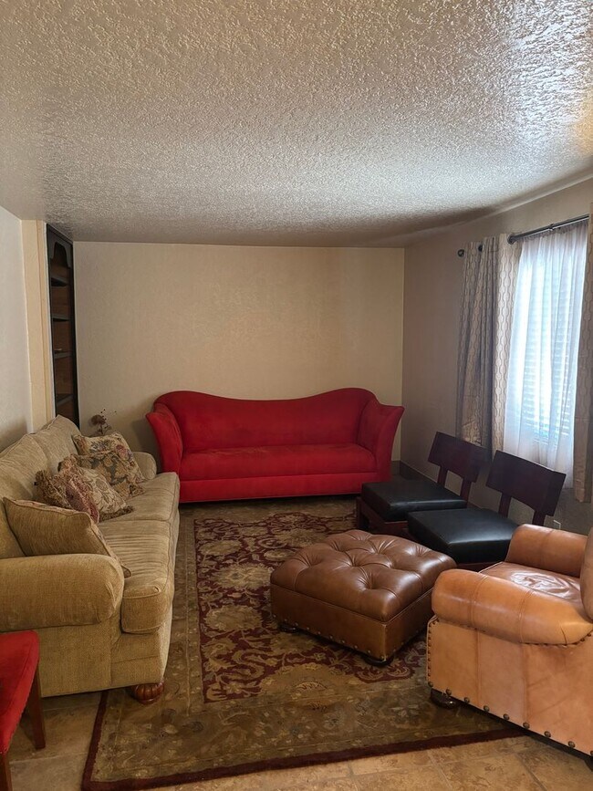 Building Photo - NEWLY REMODELED 1 BED 1 BATH