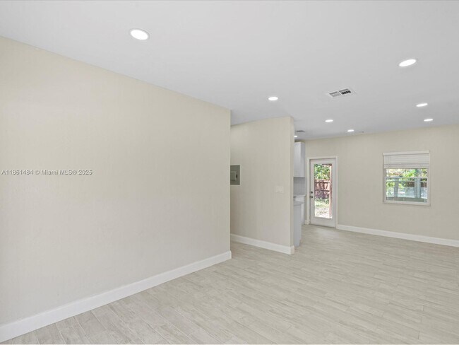 Building Photo - 113 SW 22nd Ave