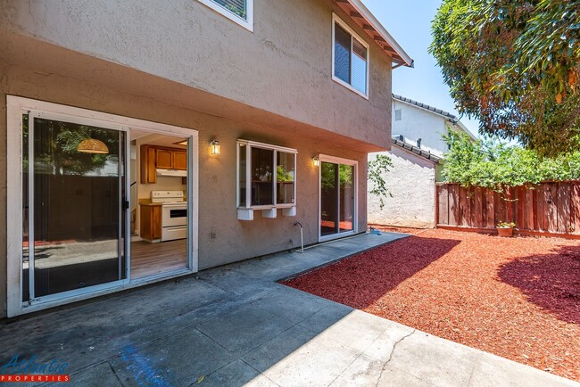 Building Photo - Beautiful Home | LVP Flooring | Central A/C