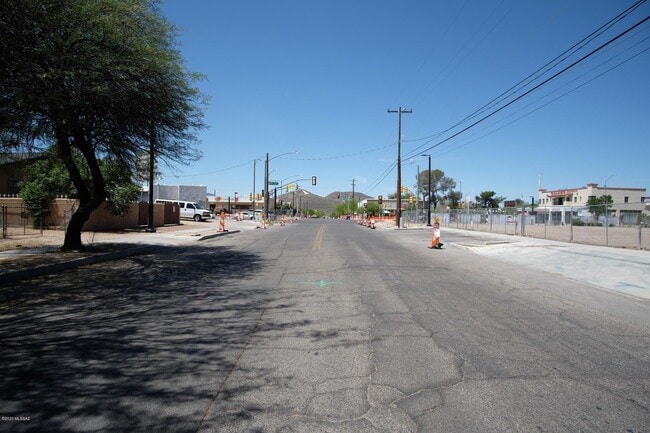 Building Photo - 118 E 18th St