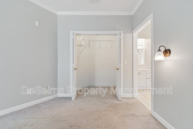 Building Photo - 3011 Woodlawn Dr