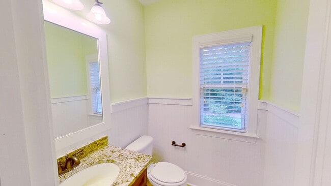 Building Photo - Custom 4 BD/2.5 BA Home with Community Pool, Water Access and Day Dock!