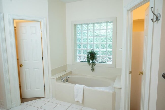 Building Photo - 2626 Blue Lake Dr