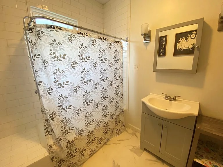 Building Photo - 42 W 6th Ave