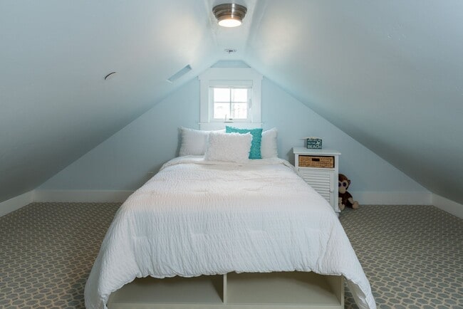 Building Photo - Four-bedroom home in the heart of the Village, offered furnished long-term lease. Ideally located...