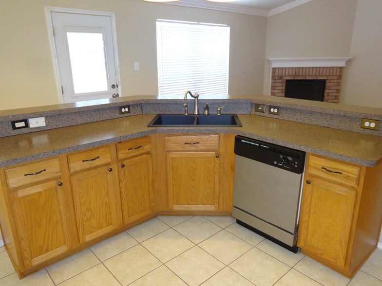 Building Photo - 1909 Wahoo Dr