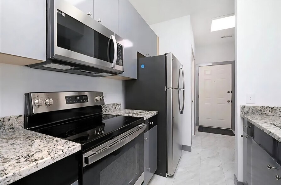 Building Photo - 1760 SE LA Grant Pkwy