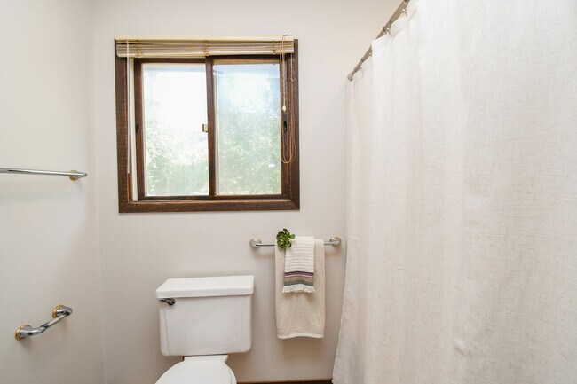 Building Photo - 4504 S Cliff Ave