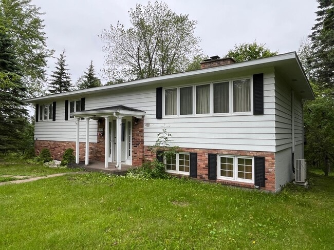 Primary Photo - Lakeside 5 Bedroom 3 Bath Home!