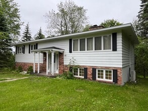 Building Photo - Lakeside 5 Bedroom 3 Bath Home!