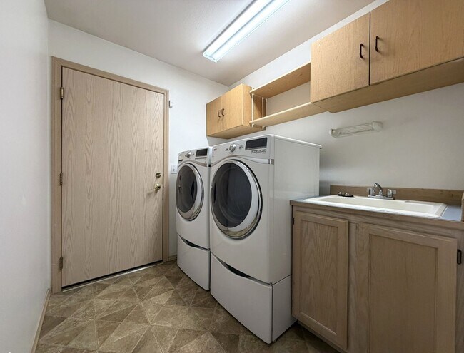 Building Photo - Charming Gleneagle Rambler – Prime Arlington Location