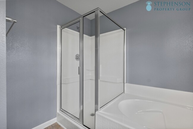 Building Photo - Freshly Remodeled 5 Bedroom with Primary B...