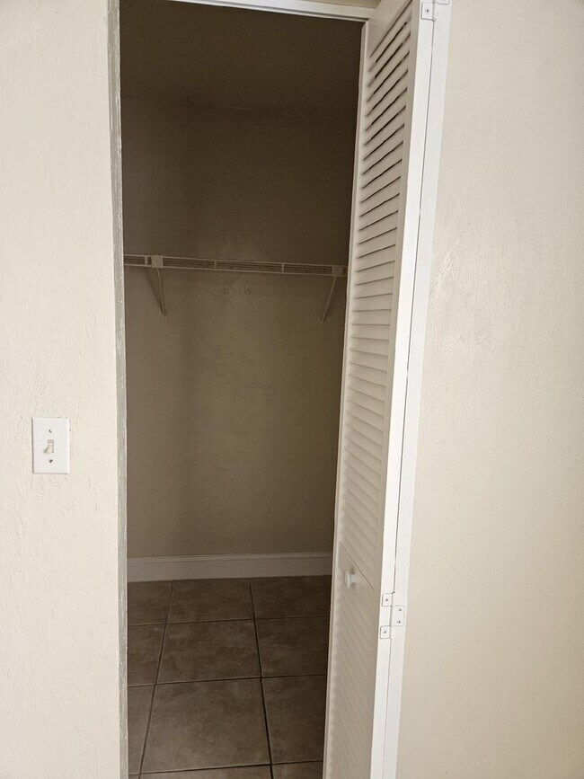 Building Photo - 1 BEDROOM 1 BATH NEWLY RENOVATED CONDO