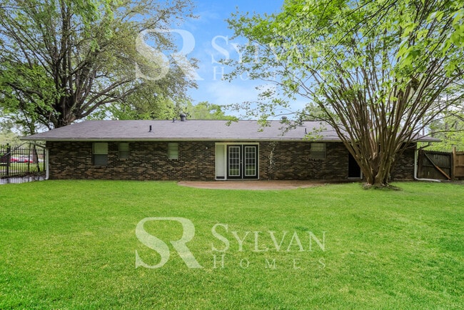 Building Photo - Step into this stunning 3-bedroom, 2-bathr...