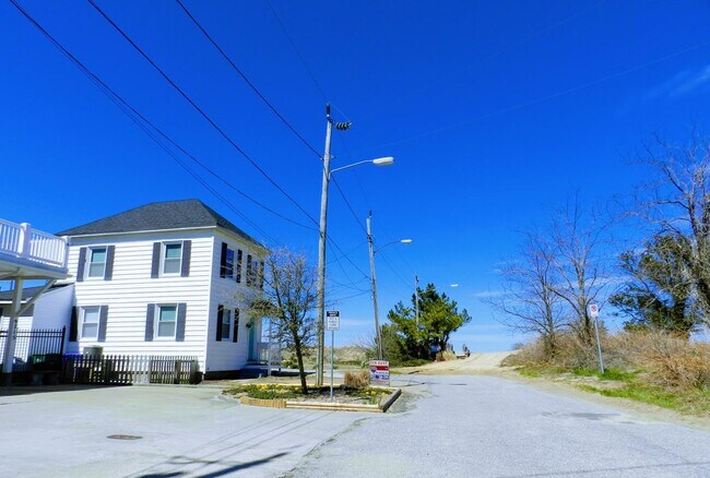 Building Photo - Come live at the Bay! Two Bedroom Willoughby Beach Cottage Available August 1st
