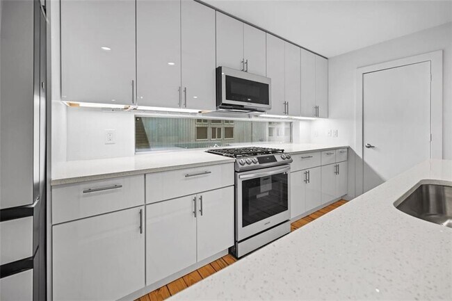 Building Photo - 920 Memorial Dr SE