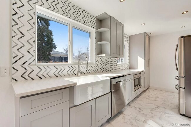 Building Photo - Gorgeous 5 Bedroom 2 1/2 Bathroom Littleto...