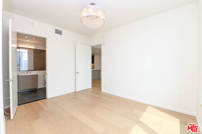 Building Photo - 889 Francisco St