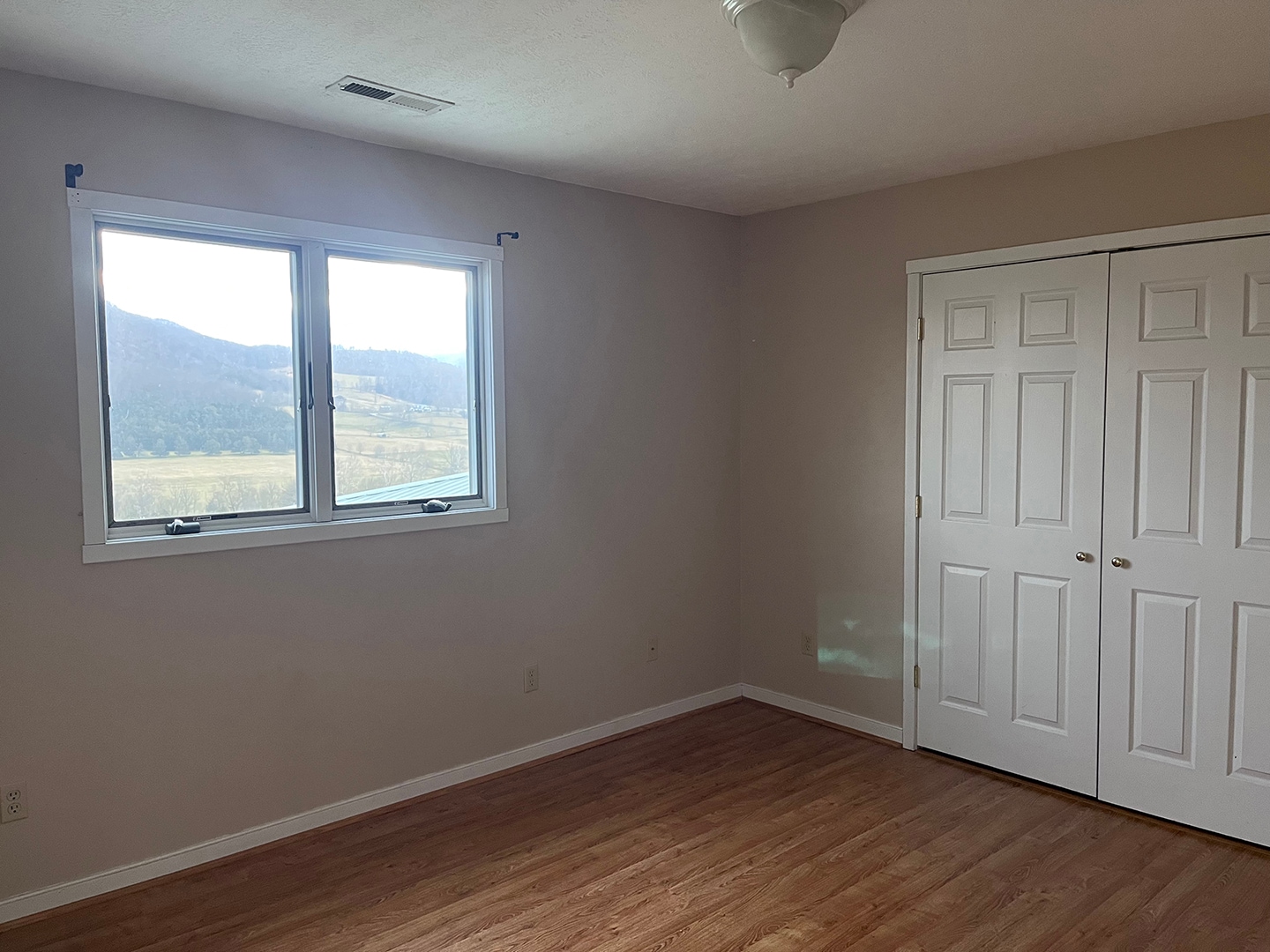 Bedroom 1 (mountain view). - 2353 Lusters Gate Rd