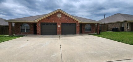 Building Photo - 3 Bedroom 2 bath Duplex South Killeen VIEWABLE SOON
