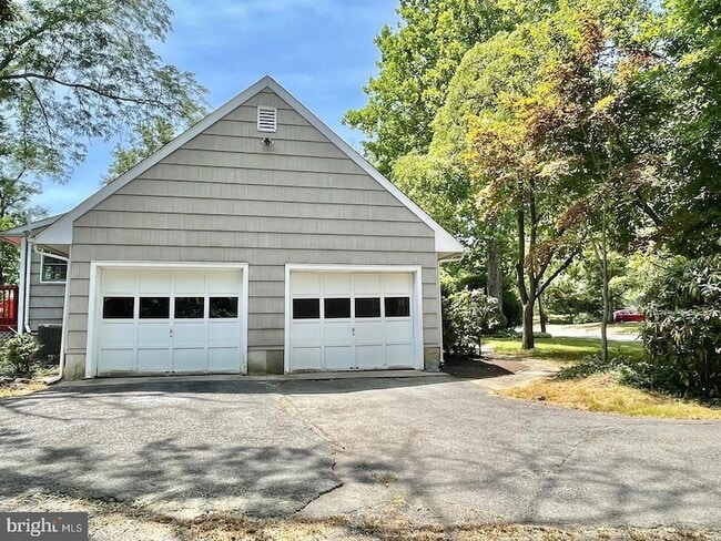 Building Photo - 33 Monroe Ln