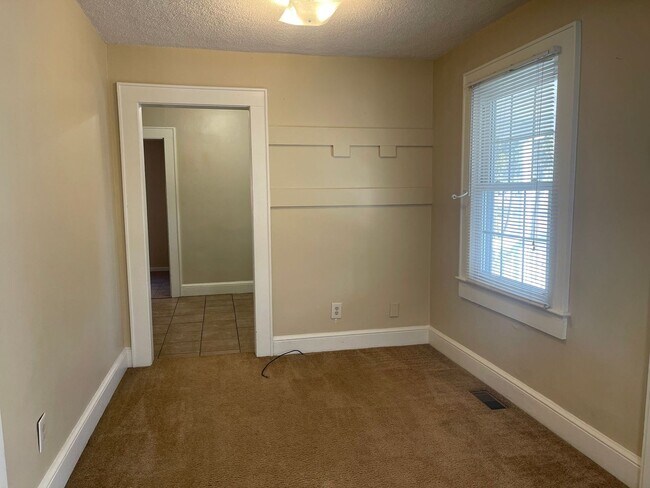 Building Photo - 2 Bedroom 1 bath home