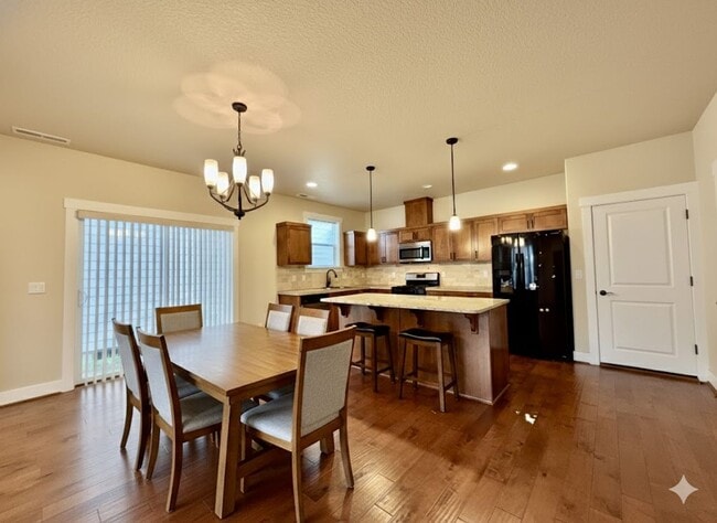 Building Photo - Modern 4-Bedroom Gem | Maintenance-Free Living & Private Side Yard!