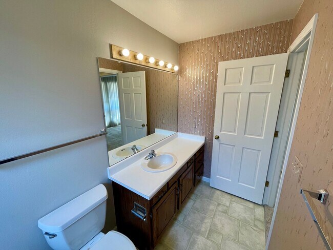 Building Photo - Beautifully Updated 3-Bed, 3-Bath Townhome...
