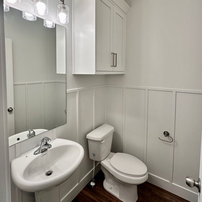 Building Photo - Beautiful townhome walking distance to eve...