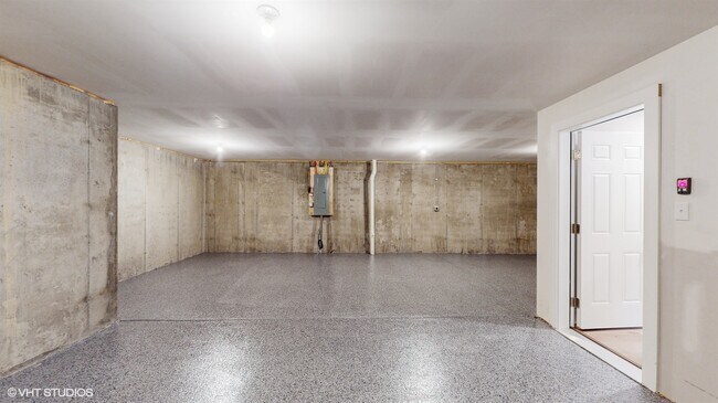 Building Photo - 314 E Lake St